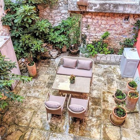Private Courtyard Medieval Stone Home In Old Town 로비니 외부 사진