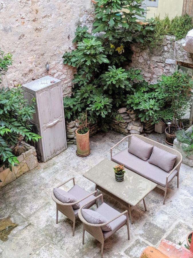 Private Courtyard Medieval Stone Home In Old Town 로비니 외부 사진