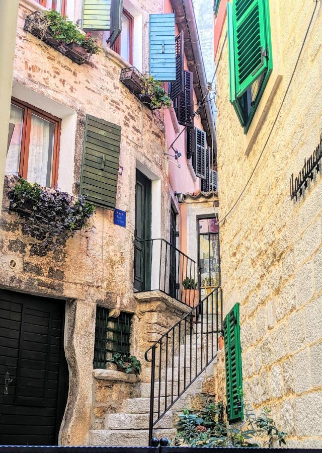 Private Courtyard Medieval Stone Home In Old Town 로비니 외부 사진