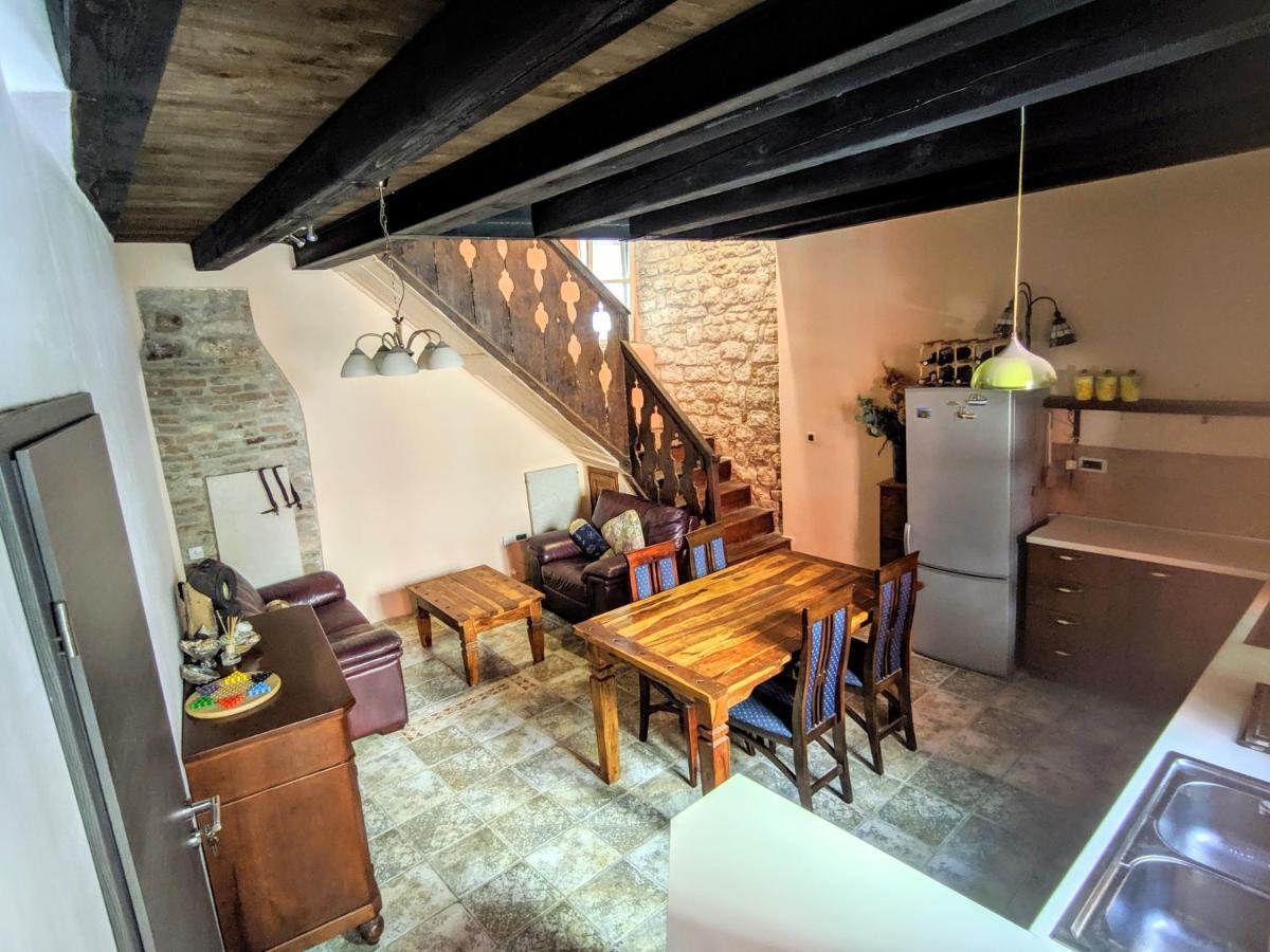 Private Courtyard Medieval Stone Home In Old Town 로비니 외부 사진