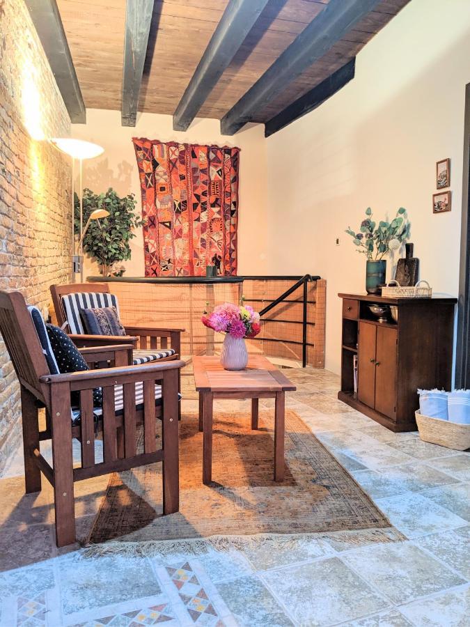 Private Courtyard Medieval Stone Home In Old Town 로비니 외부 사진
