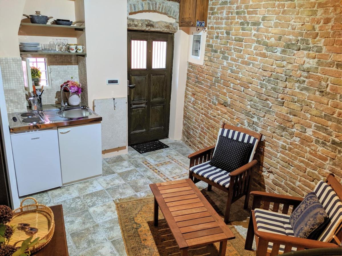 Private Courtyard Medieval Stone Home In Old Town 로비니 외부 사진
