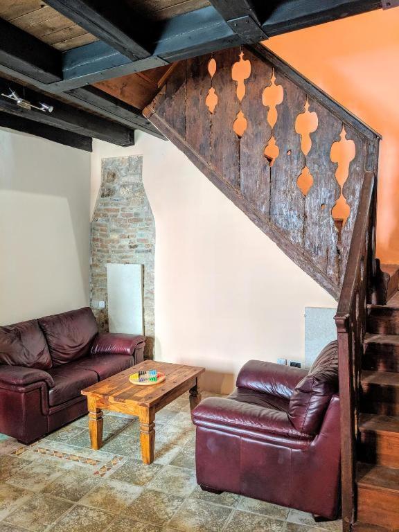 Private Courtyard Medieval Stone Home In Old Town 로비니 외부 사진